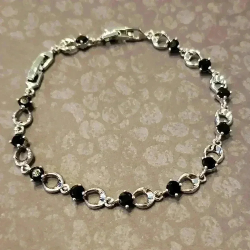 BEAUTIFUL BLACK AND SILVER CLASP BRACELET - Picture 2 of 3